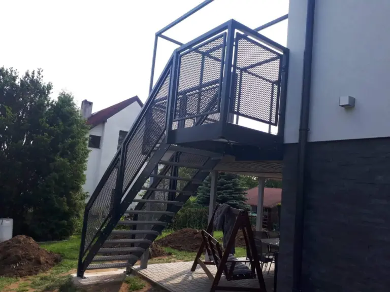 Ocelové schodiště a terasa