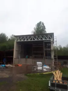 Realizace navýšení stavby pódia ocelovým příhradovým vazníkem