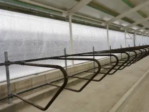 Realizace přístavby kravína a rozšíření krmné chodby včetně vybavení stájí a výroby a montáže vrat