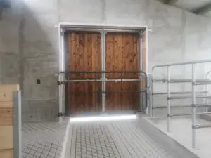 Realizace zábran a vybavení stájí včetně vrat s vnitřní zábranou