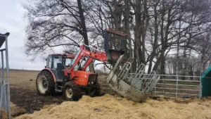Kruhové příkrmiště manipulace traktorem přesun