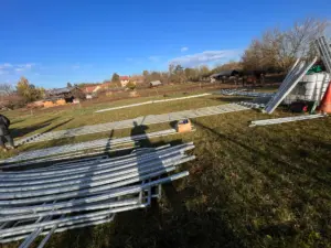 Příprava montáže přístřešku 12x8m pohled na ocelové konstrukce a další komponenty
