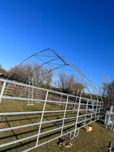 Montáž plachtového přístřešku 12x8m pro zvířata