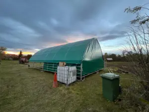 Mobilní přístřešek 12x8m se štítovou plachtou a částečným opláštění boků.