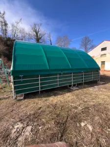 Pohled na boční plachtování přístřešku 8x8 m pro zvířata