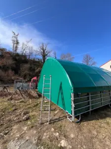 Pohled na zaplachtovanou štítovou stranu přístřešku 8x8 m