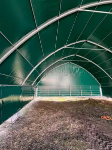 Mobilní přístřešek 8x8 m s plachtou ve štítu a na bocích