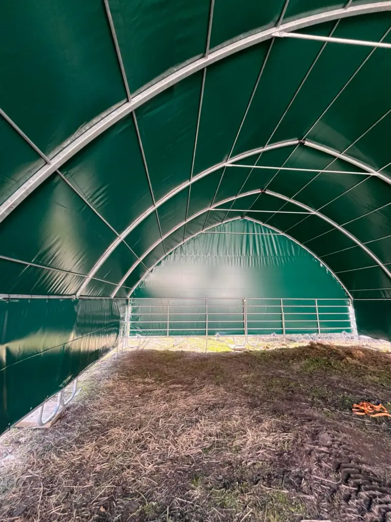 Mobilní přístřešek 8x8 m s plachtou ve štítu a na bocích