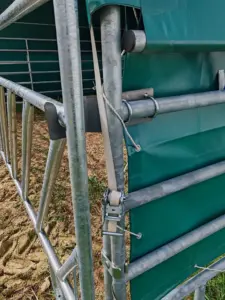Detail uchycení čelní zábrany přístřešku pro telata