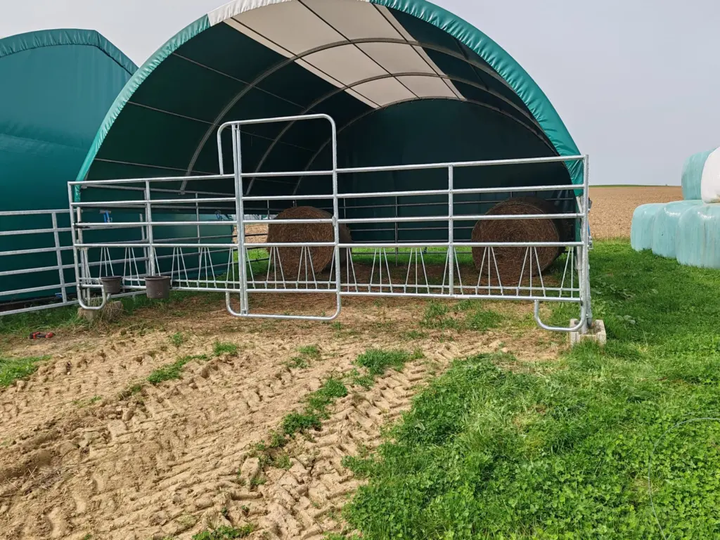 Přístřešek 6x6 m s čelní zábranou s brankou s úpravou pro krmení telat