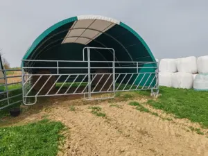 Přístřešek pro zvířata - vhodný pro krmení telat