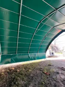 Pohled zevnitř na ocelovou konstrukci přístřešku 8x8 m s opláštěním střechy a boků