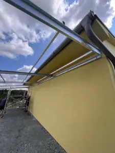 Detailní pohled na ocelovou konstrukci pro garáž na kola