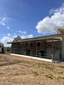 Přístavba stáje pro skot včetně zábran a kovové brány