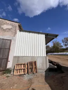 Boční stěna ocelového přístřešku z trapézového plechu