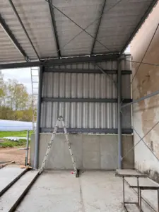 Vnitřní pohled na boční stěnu z trapézového plechu ocelové konstrukce přístavby