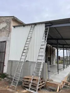 Boční stěna trapézový plech ocelové konstrukce přístavby stájí