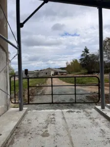 Instalace venkovní kovové brány pro skot