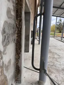 Detailní pohled na ocelovou konstrukci zemědělské stavby