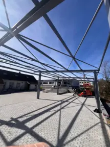 Detailní pohled na střešní konstrukci skladu