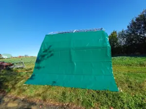 natažení střešní plachty na konstrukci přístřešku 3,6x3,6 m