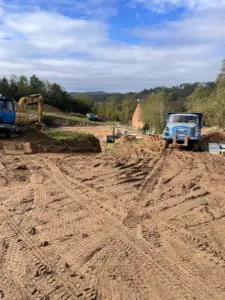 příprava stavby ocelové haly a pohled na staveniště