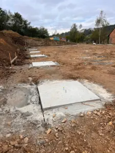 Pohled na betonové patky pro stavbu ocelové haly