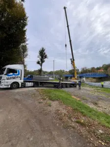 navážení materiálu kamionem a skládání jeřábem