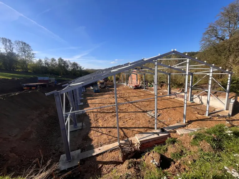 Proces stavby konstrukce ocelové haly pro zemědělství