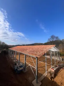 Horní pohled na konstrukci ocelové haly včetně laťování střechy