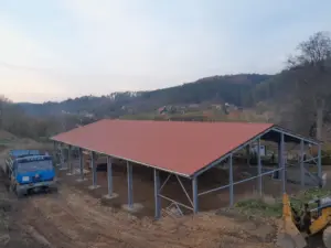ocelová konstrukce haly včetně střešní krytiny