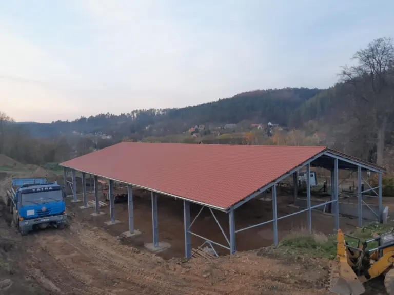 ocelová konstrukce haly včetně střešní krytiny
