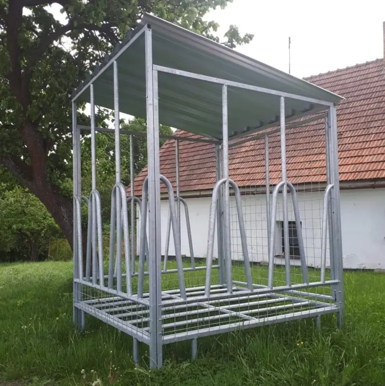Čtvercové příkrmiště se zastřešením ideální pro pastevní chov
