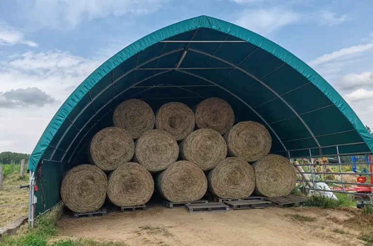 Plachtový přístřešek 8x8 vhodný pro skladování krmiva a steliva