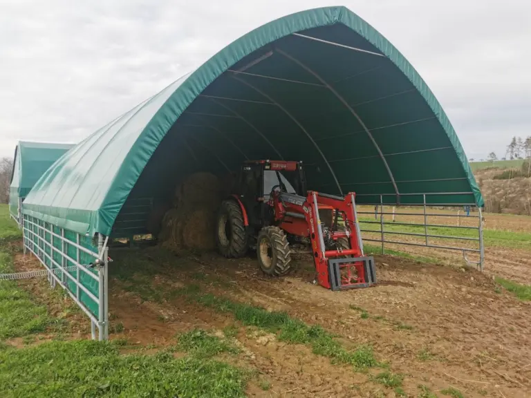 Přístřešek 10x8 m díky své velikosti ideální jako garáž techniky nebo sklad steliva a krmiva