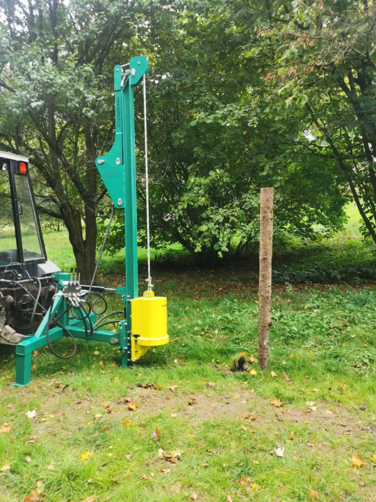 Zatloukač kůlů za traktor HAMMER 002 kottech stavba ohrady